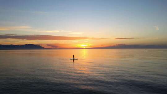 幸福的夫妻情侣海边散步看夕阳晚霞视频素材模板下载