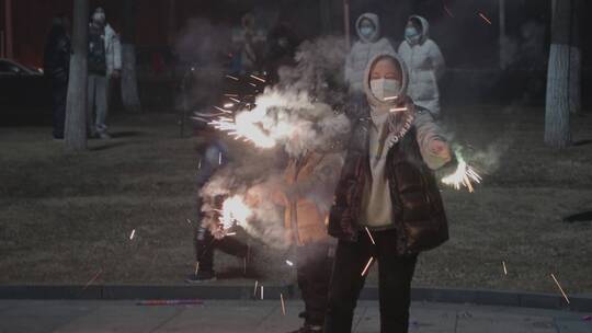 春节元宵节孩子们放烟花温暖的生活气息