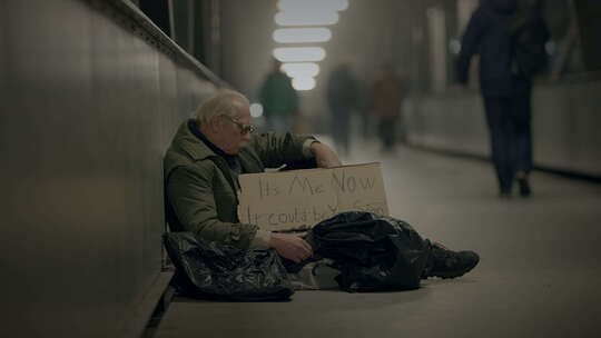 失业后陷入贫困的高级无家可归乞丐视频素材模板下载