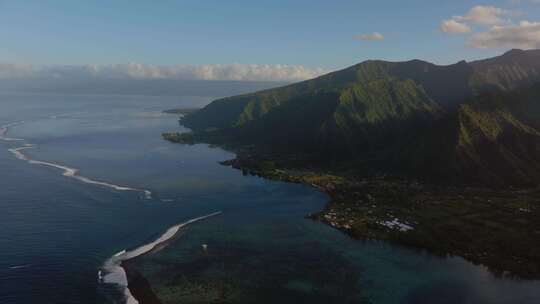 早上日出火山岛山脉Teahupoo Ta