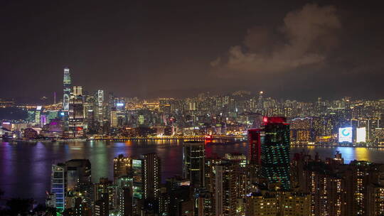 香港城市灯光倒映在水中