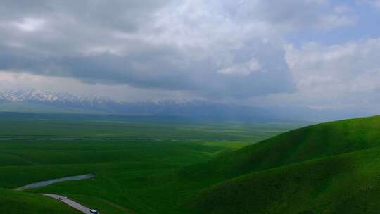 新疆那拉提一望无际的草原雪山绝美风光