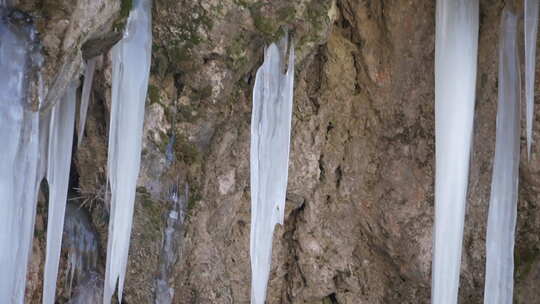 山间岩石冰挂自然景象