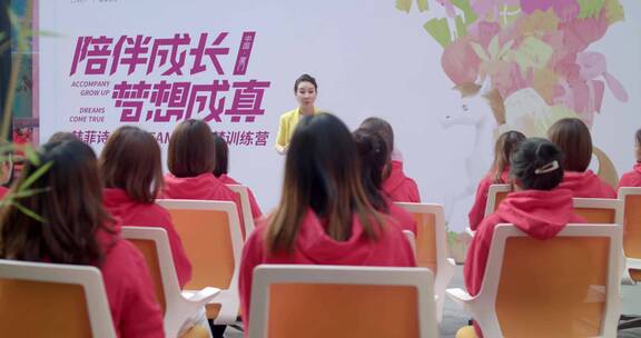 舞台上演讲的女人员工培训会议