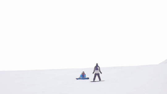 游客在山区滑雪场放松