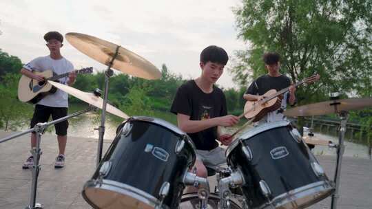 户外青年乐队演奏音乐