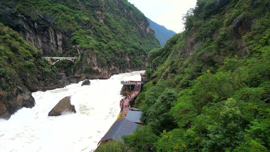 航拍云南丽江香格里拉虎跳峡