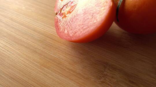 桌面上新鲜西红柿切开特写视频素材模板下载