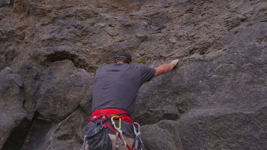 攀岩者攀登陡峭的岩壁