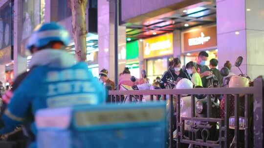 夜晚城市车流人流夜景街景视频素材