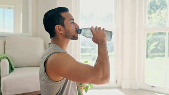 健身喝水，男子在家训练