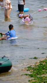 度假夏季暑假海水浴场消暑的游客高清在线视频素材下载