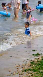 度假夏季暑假海水浴场消暑的游客