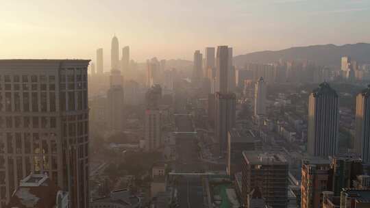 日出时分的城市高楼全景