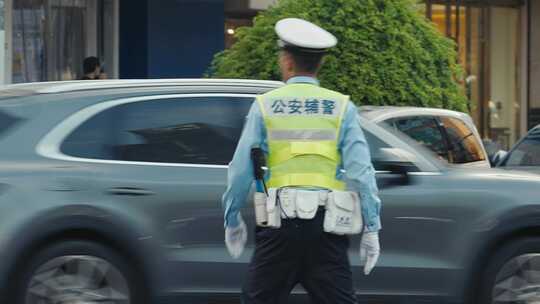 静安交警十字路口指挥交通文明城市红绿灯