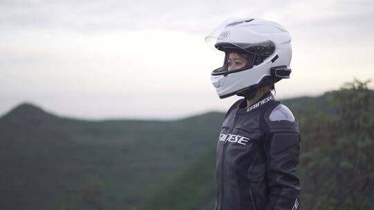 骑士精神摩托车女骑士公路骑摩托车视频素材模板下载