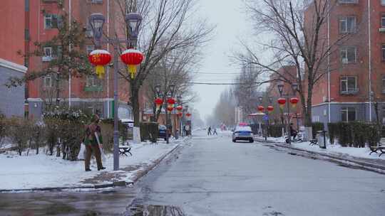 城市居民小区下雪雪景