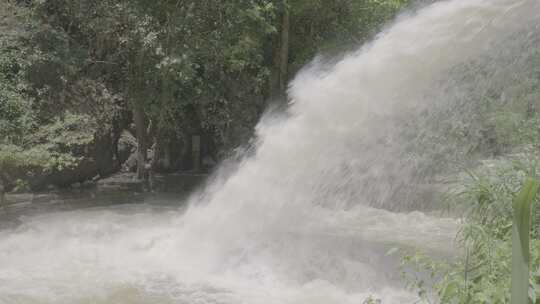 汹涌的河流，翻滚的河水