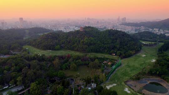 航拍夕阳下的麓湖鸿鹄塔和远眺远处城市景观