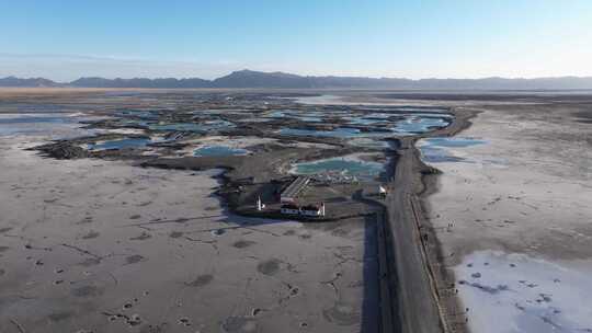 航拍青海大柴旦翡翠湖青甘大环线五彩盐湖