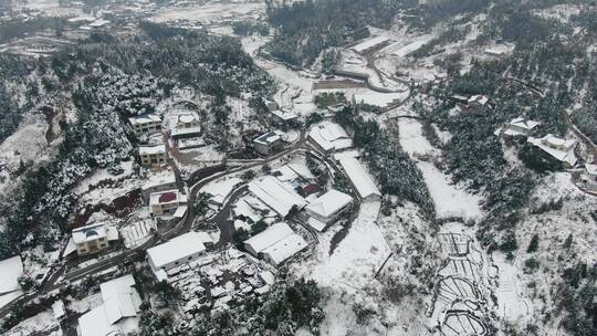 航拍南方丘陵山川森林美丽乡村雪景