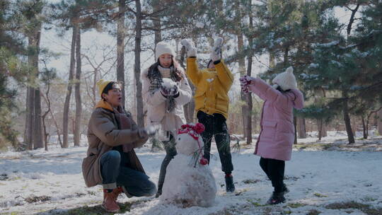 快乐家庭在雪地里堆雪人视频素材模板下载