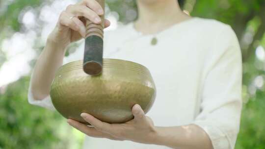颂钵疗愈或音钵疗愈森林树林寺庙公园