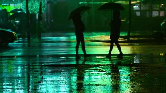 下完雨的街道霓虹闪烁