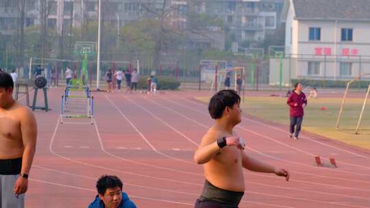 大学生运动会学生运动员在训练扔铅球体育运