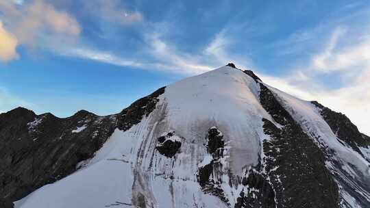 航拍川西贡嘎山卫峰乌库楚雪山风光