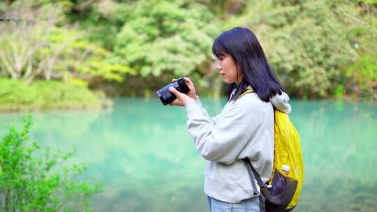 年轻活力青春女孩户外郊游踏青公园相机拍照