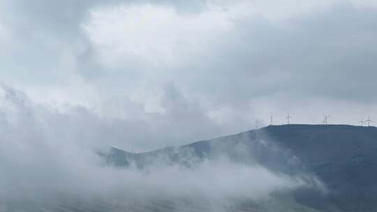 延时 云雾中的高山风电场