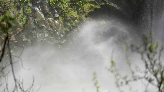 瀑布溅起的水花水雾