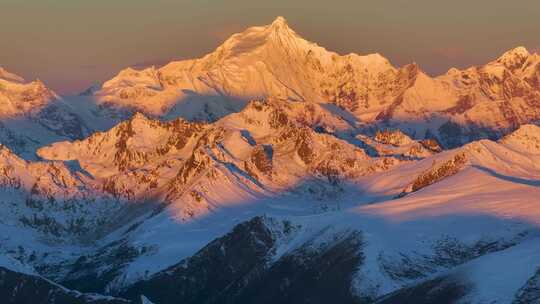 航拍梅里雪山日照金山