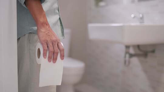 男人拿着卷纸上厕所视频素材模板下载