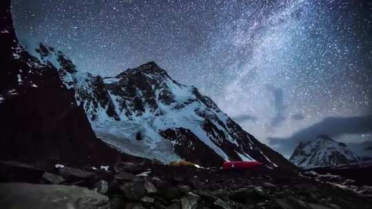 延时拍摄雪山夜景天空的银河系群星闪烁