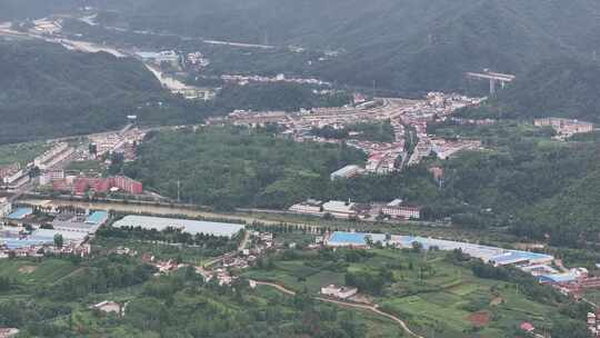 雨过天晴后云雾缭绕的山川河流村落