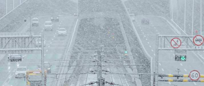 城市立交桥高架桥轻轨交通车流大雪