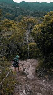 一个女人走在一条岩石小道上竖屏