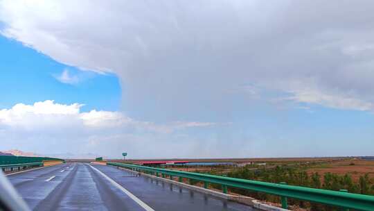 戈壁公路行驶风景