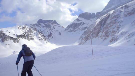 阿尔卑斯山的滑雪爱好者