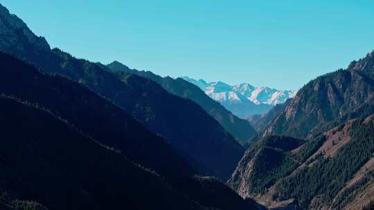 航拍高原雪山