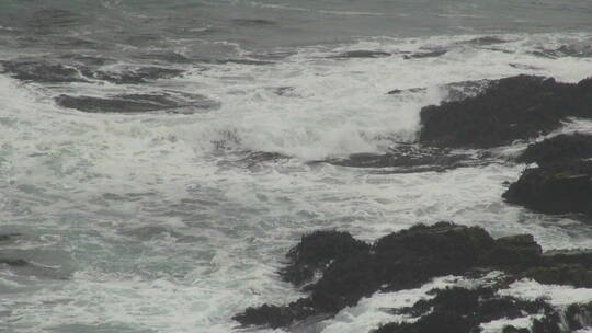 海浪击打在礁石上景观