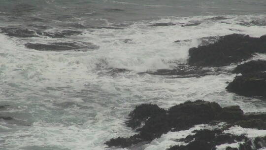 海浪击打在礁石上景观视频素材模板下载