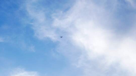 飞机在天空中飞行视频素材模板下载