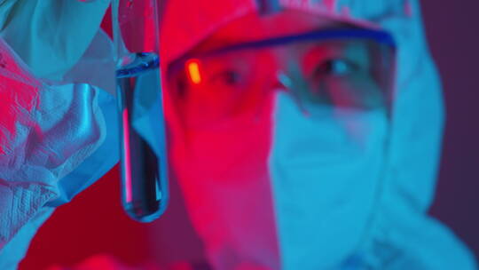 亚洲中国人女士穿医用防护服工作实验做核酸