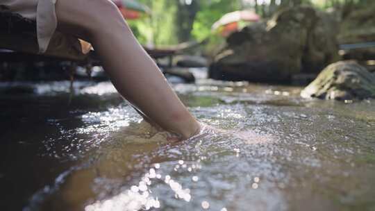 在小溪流里洗脚清新自然游山玩水