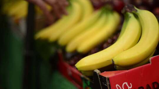 卖香蕉 货架上的香蕉  客人买走香蕉