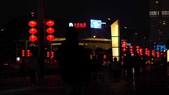 春节夜晚张灯结彩的城市街头