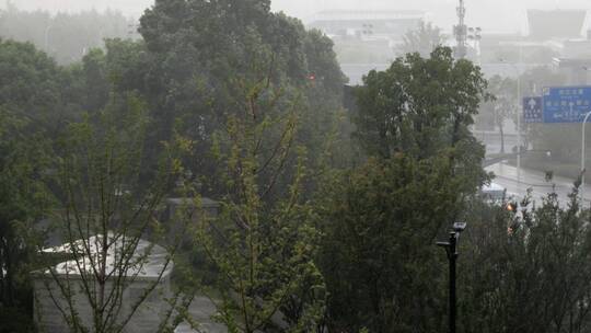 暴雨中的城市道路车流视频素材模板下载